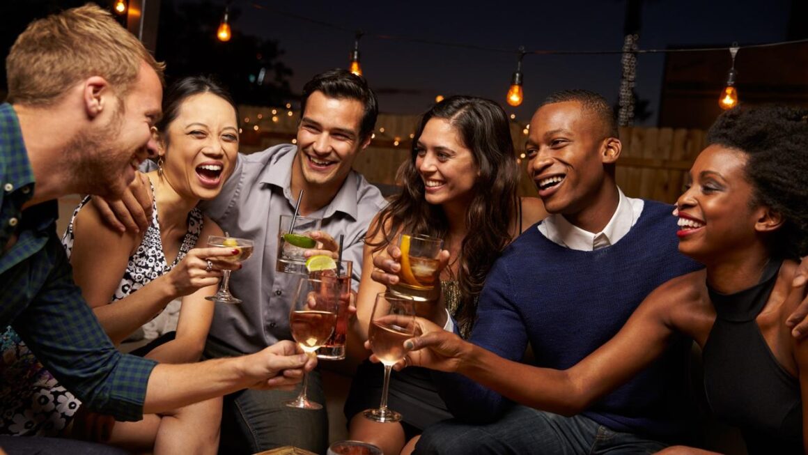 116-people-having-drinks-at-a-bar Great Atmosphere